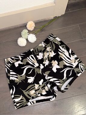 ⭐️ Liz Claiborne  Floral Stretch Shorts size 8